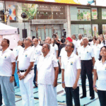 न्यूयॉर्क के टाइम्स स्क्वायर में 12,000 लोगों ने योग किया:इंडियन कॉन्सुलेट में कई देशों के राजनयिक शामिल हुए